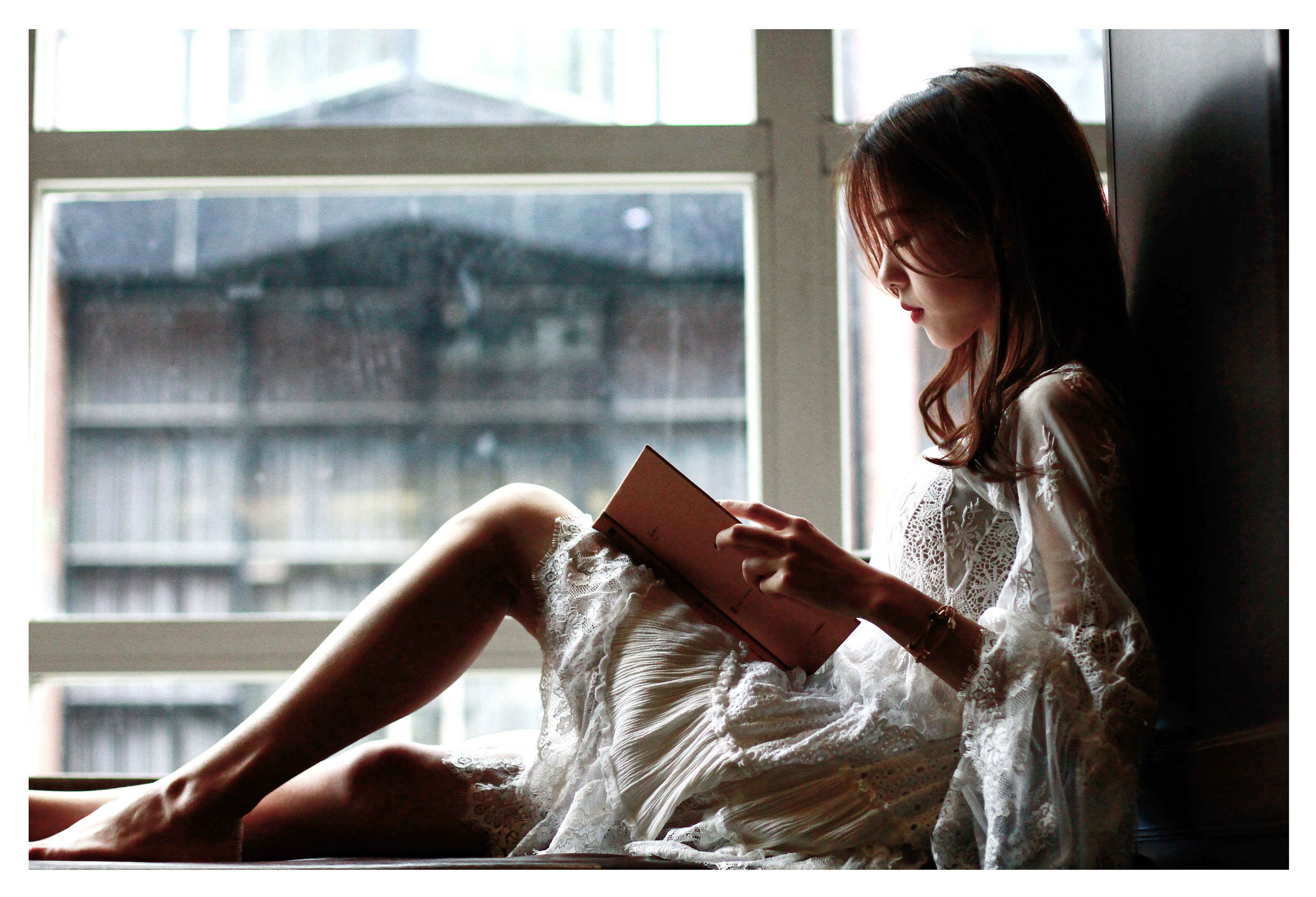 4   6 这个坐在窗台上看书,整体感觉不错.姑娘的表情恬静自.