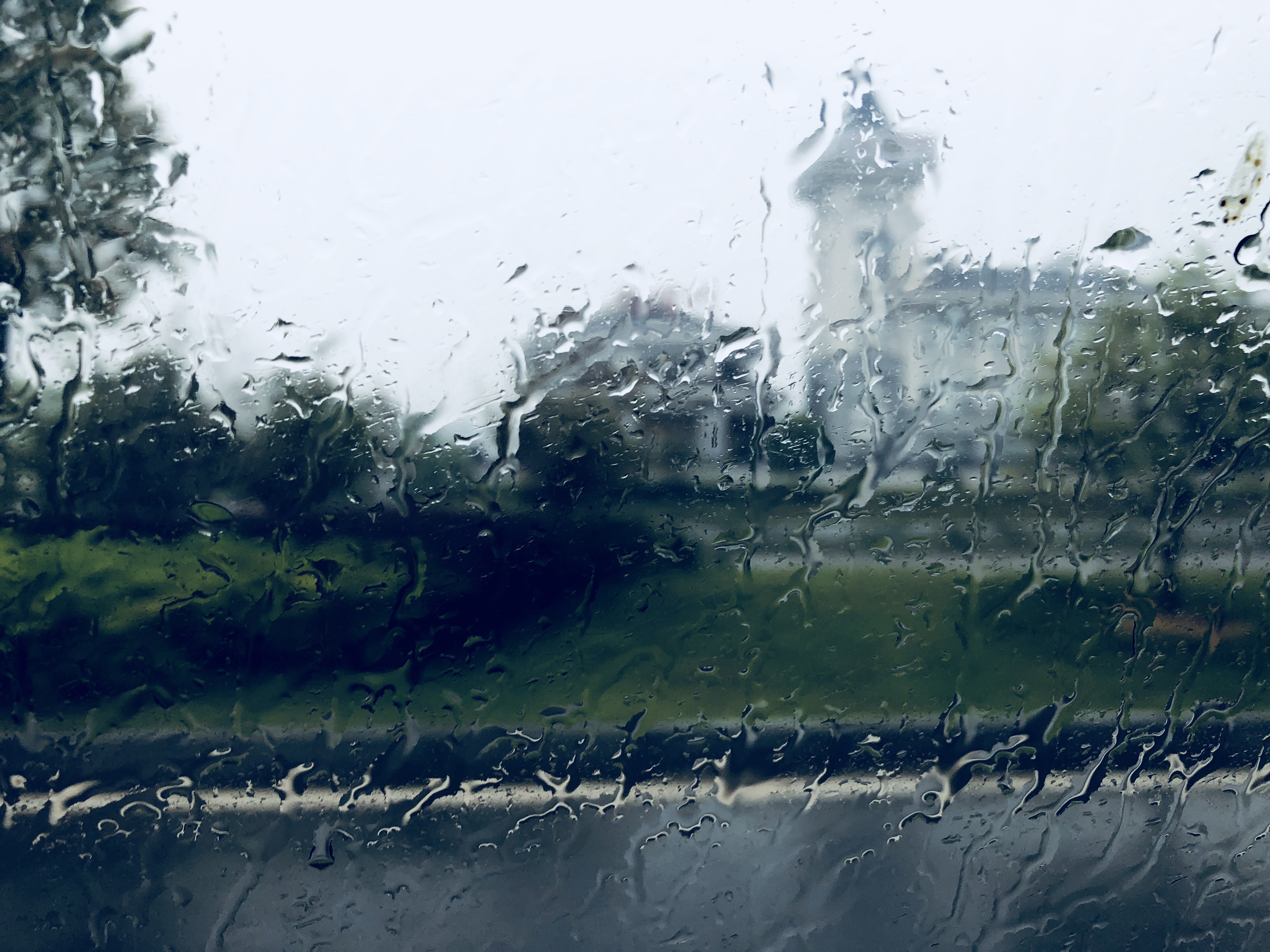 下雨天,在车上看着窗外