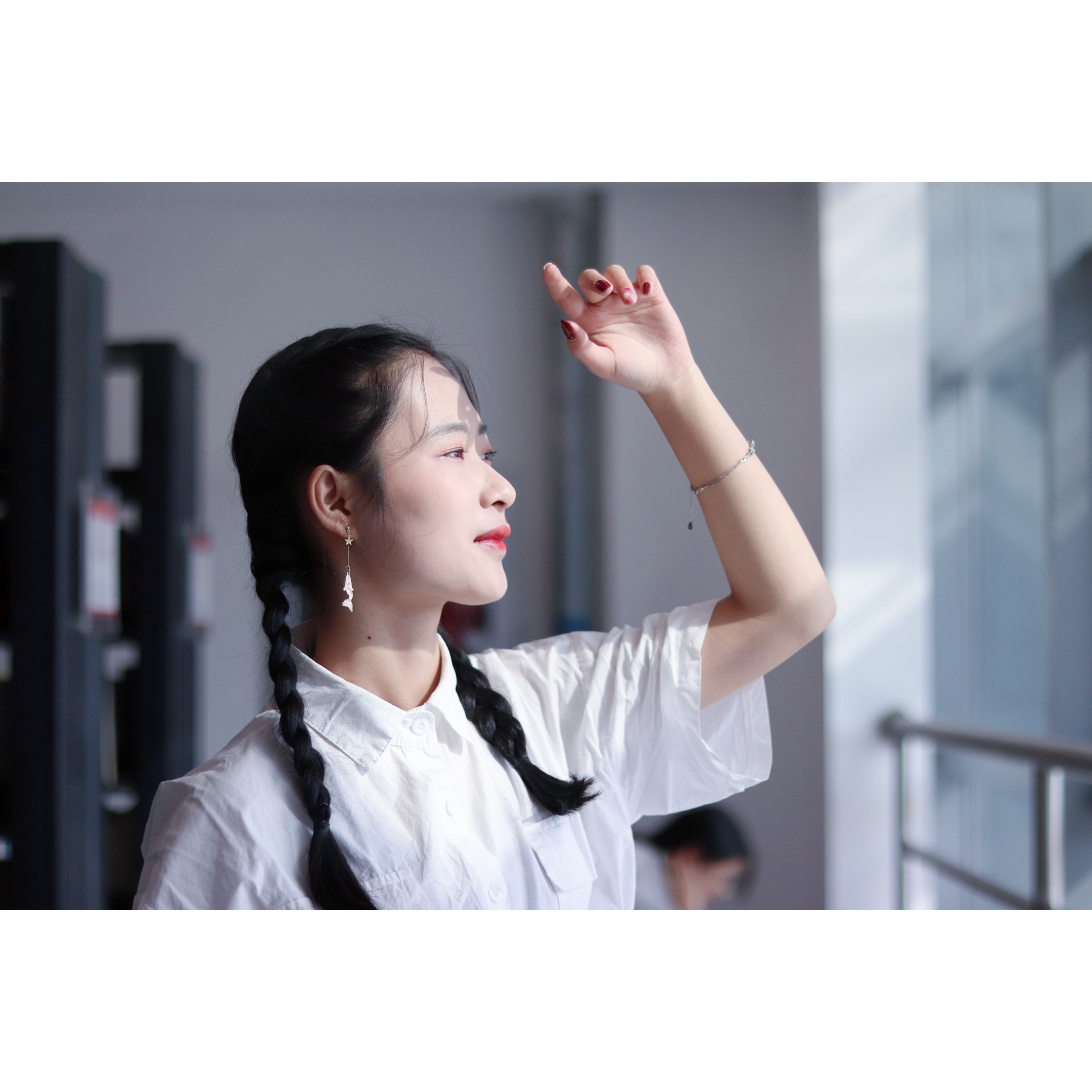 阳光有点刺眼,举手挡它