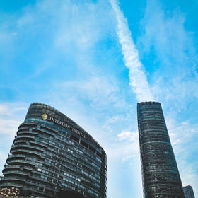 太空灭火器。高耸的大楼，正好一道云的痕迹在大楼的顶...