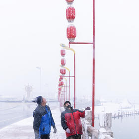 风雪中的打工人。一场风雪如约而至。拿着相机去了中海...