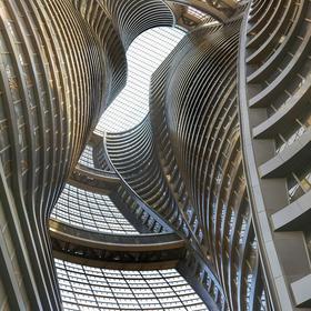 丽泽SOHO中庭
扎哈 哈迪德设计的螺旋塔楼。世界最高中...
