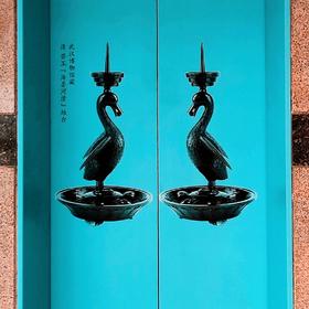 这是武汉博物馆里的一个电梯门，门上显示的一对烛台是...