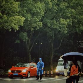 雨天在学校道路上拍的保安穿雨衣指挥交通，华为mate40...