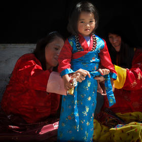 照片是我在不丹旅行时拍摄的，时逢该国最盛大的宗教节...