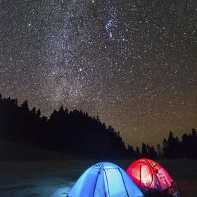 国庆期间，和朋友去山顶露营，没想到星空这么灿烂！一...