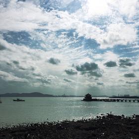 青岛栈桥，人山人海，离远了看还是比较漂亮的...