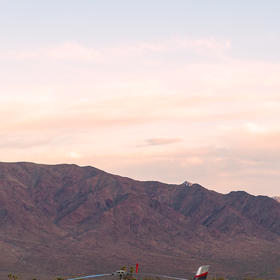 乘坐的直升飞机中途停在了科罗拉多大峡谷中补充燃油，...