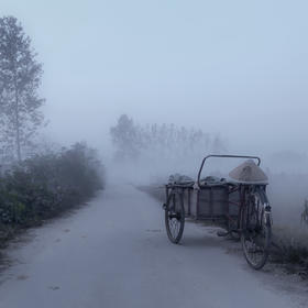 《晨雾》秋天的早晨多雾，农户的三轮车停靠在路旁，人...