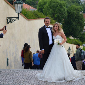 在捷克布拉格城堡，一对正在拍婚纱照的情侣，吸引众多...