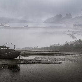 《秋雨茫茫》，长江的水已经退去，渔船搁浅在沙洲上，...