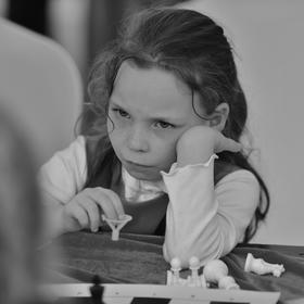 中心广场在举行国际象棋比赛，有成人和少儿组的。这个...