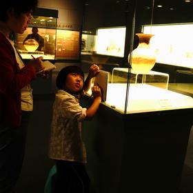 上海博物馆，一个小女孩在妈妈的带领下，临摹中国古代...