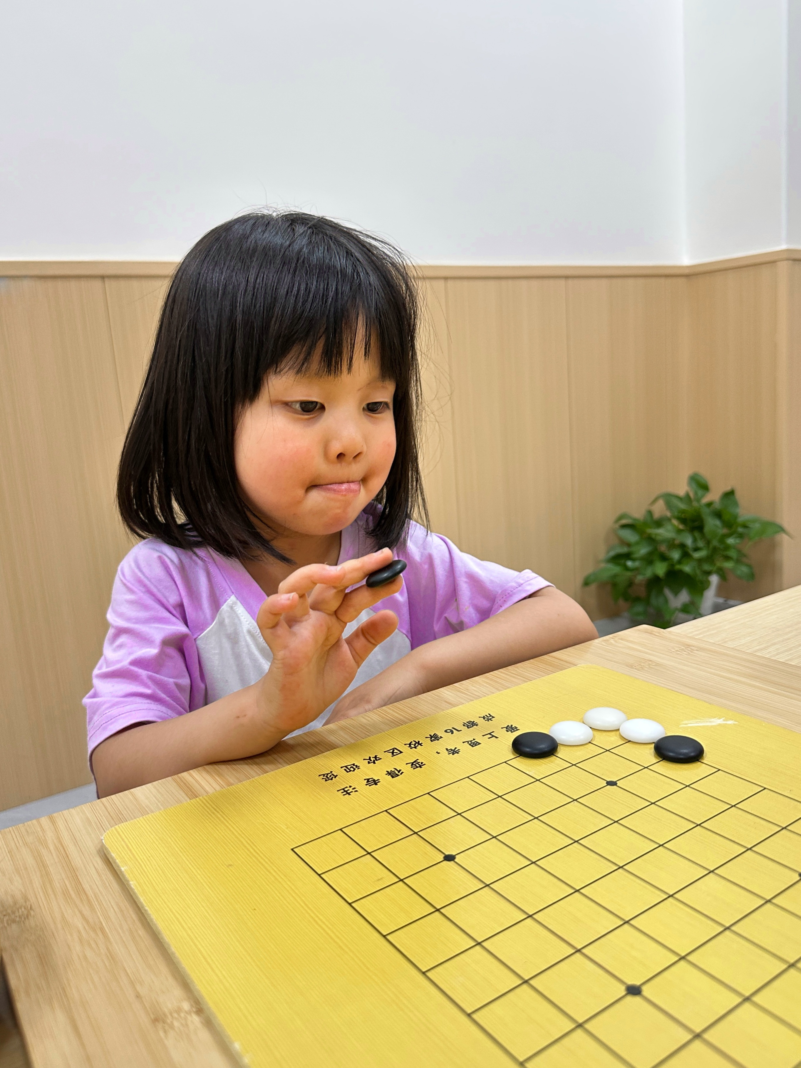 小家伙看著一邊發(fā)呆呢，如果專注看著棋子就好了。...