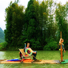 阳朔遇龙河漂流时抓拍的一张图，对面竹筏是一对外国父...