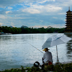 《垂钓》
摄于桂林日月双塔。本来一排老者整齐排在湖...