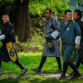 照片拍摄于在不丹旅行时。射箭是不丹的国技。男人们在...