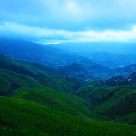 《登顶》
摄于桂林龙脊梯田西山韶乐一号观景台。雨后...