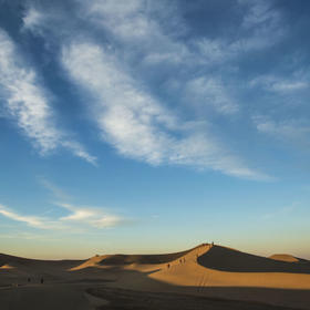 拍摄于巴丹吉林沙漠。
清晨的大漠，大面积的蓝和黄覆...