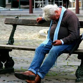 孤独的老者，摄于比利时布鲁塞尔广场
