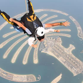 在迪拜skydive体验跳伞，教练和我绑在一起从6km高空跳...
