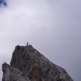 照片拍摄于玉龙雪山之巅。一名勘测师傅，攀上高峰，只...