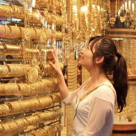 在迪拜逛黄金市场，满眼金光灿灿，姑娘的眼神亮了...