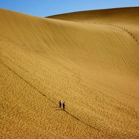 《沙漠·旅行客》拍摄于鸣沙山沙漠。