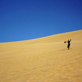 《沙漠·勇者》 拍摄于鸣沙山沙漠，一位游客正勇敢的从...