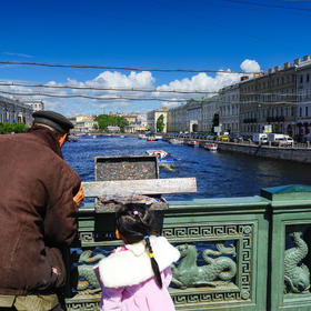 老人与画，俄罗斯圣彼得堡大街上一位正在画画的老人，...