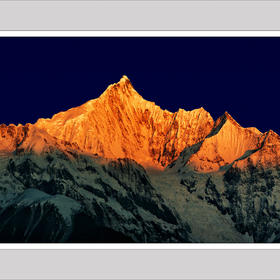 梅里雪山在藏民心中是一座圣山，主峰卡瓦格博至今仍是...