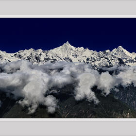 梅里雪山在藏民心中是一座圣山，主峰卡瓦格博至今仍是...