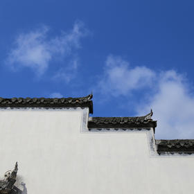 当白色的马头墙和蓝色的天空已经融为一体时，这就是建...