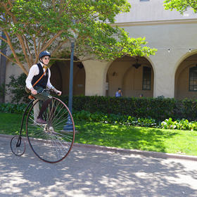 在美国圣地亚哥巴尔波公园，一个在骑大轮车的男孩。...