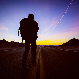 单人单车夜游死亡谷，凌晨时分看见太阳将在公路尽头升...