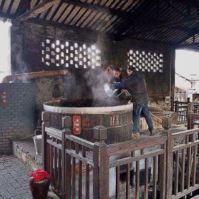 拍摄于中国乌镇一个民间酿酒作坊，里面的的人正在使用...