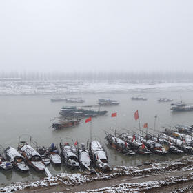 风雪寂泊，冬日的长江岸边只有摄影的充满热情。...
