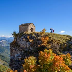 南法Cousson山顶悬崖上的小教堂（圣米歇尔教堂，始建于...
