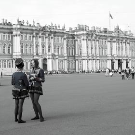 在莫斯科冬宫广场，看到两个穿制服的美女在交谈，与整...