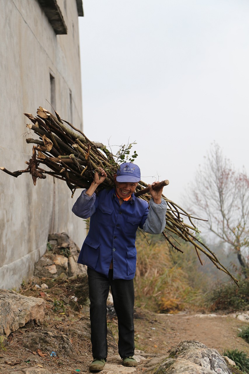 砍柴归来,山上庙里师傅从半山腰砍柴背到山顶来