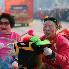 山东省龙口市当地的一种群众娱乐活动——扭秧歌。逢正...