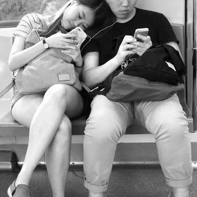 地鐵車廂裡相依偎的情侶。愛是依偎在一起過著平凡的每...
