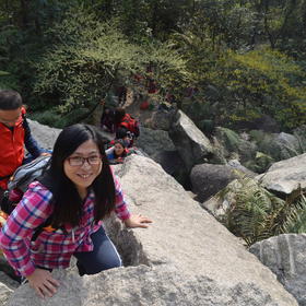 春节前的一个徒步清山活动，大家爬石坡时的一个抓拍。...