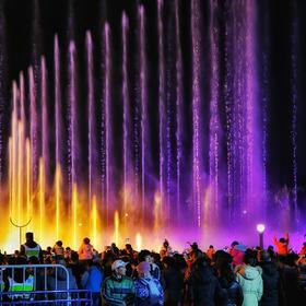 腊月二十八的晚上，西湖音乐喷泉开启，音乐和喷泉到高...