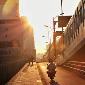 腊月二十九，杭州，大运河的桥上。夕阳西下，回家的人...