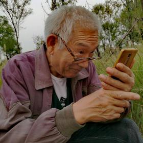 春节偶然看到一老人格外专注看着手机，并不时发出笑声...