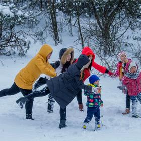 放寒假了，郊游赏雪是家长和孩子们最开心的事。...