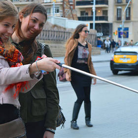 《两个美女玩自拍》在西班牙巴塞罗那的街头，两个美女...