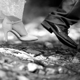 新婚当天 一对新人跨过家门口的石头溪 向着幸福生活前...