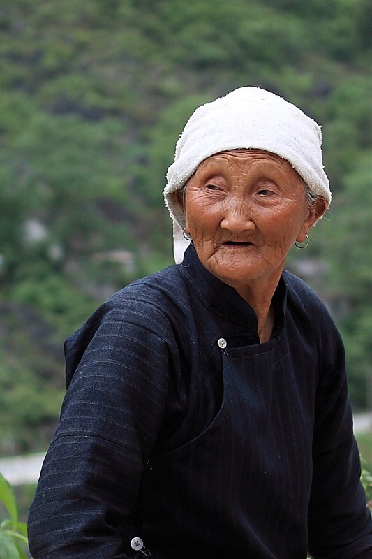 广西巴马县为长寿之乡,百岁老人挺多的,这个是在巴马旅游时在路边见一